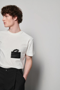 เสื้อยืดแขนสั้นสีขาวสำหรับผู้ชาย สีดำ ผ้าฝ้าย 100% ระบายอากาศได้ดี มีกระเป๋า ลายพิมพ์ คอกลม ทรงหลวม สวมใส่สบาย รับสกรีนโลโก้ ขายส่ง - Product Image 2