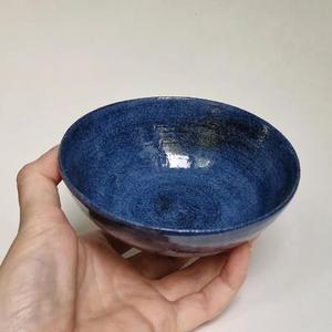 Tazón de Cerámica para Ensalada con Acabado Índigo, Forma Curva Contemporánea, Interior Brillante, Duradero, Apto para Alimentos, Ideal para Servir Pasta y Arroz - Product Image 4