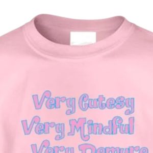 เสื้อยืดกราฟิกแขนสั้นสีชมพูสำหรับเด็กผู้หญิง พิมพ์ลายตัวอักษรสีสันสดใส คอกลม สวมใส่สบาย น้ำหนักเบา เหมาะสำหรับทุกวัน - Product Image 2