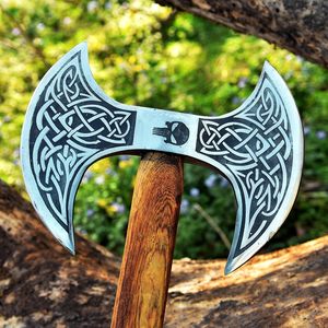 Hache Viking à double tête forgée à la main, OEM personnalisée, tête en acier au carbone gravée à l'acide, manche en bois de frêne massif avec fourreau en cuir - Product Image 2