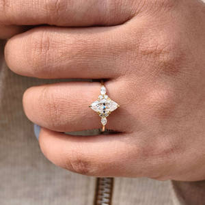 1.21 TCW Marquise Cut Moissanite Bague de fiançailles avec réglage de grappe latérale Tendance 14K Or jaune Côté Marquise Ronde Moissanite - Product Image 5