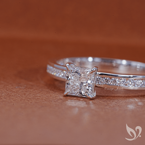 Anillo de compromiso de oro blanco de 10K con diamante de laboratorio de corte princesa de 0.50CT, certificado IGI, banda pavé de canal - Product Image 3