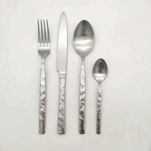 Ensemble de couverts de cuisine en métal martelé, nouveau design, couleur argent, design moderne, en acier inoxydable, pour la cuisine, les repas et les événements - Product Image 1