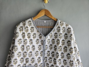 เสื้อแจ็คเก็ตผ้าควิลท์ คอวี ลายดอกไม้ ผ้าฝ้าย แขนยาว สำหรับผู้หญิง ใส่ได้ในฤดูใบไม้ผลิ ความยาวปกติ ติดกระดุม ผ้าทอ ของขวัญสำหรับเธอ - Product Image 2