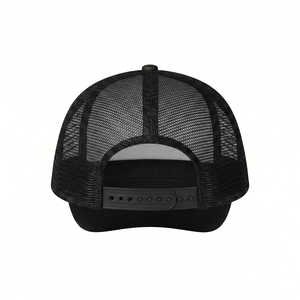 Gorra Trucker de 5 Paneles, Negra, de Poliéster con Espuma Premium de 220 GSM, Parte Trasera de Malla, Logotipo Impreso Personalizado, Visera Curva - Product Image 2