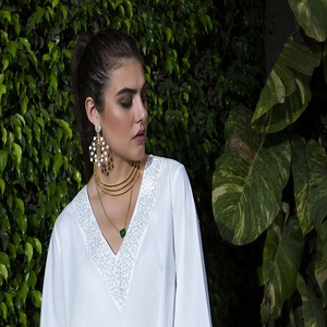 Pendientes de Perlas y Cristales con Baño de Oro, Marca Purple Elephant, Joyería Elegante para Mujer, Ideal para Fiestas y Eventos - Product Image 3