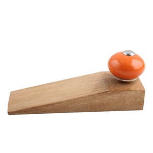 1. Cintres en bois de luxe artisanaux au design de style européen pour hôtels et complexes hôteliers - Product Image 1