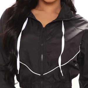 Nouvel arrivage : Ensemble de survêtement 2 pièces en nylon pour femme, coupe-vent personnalisé avec logo, veste courte zippée et pantalon color block pour femme - Product Image 3