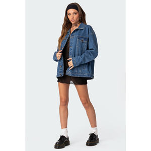Veste en jean pour femme à manches courtes, coupe courte, boutonnée, bleu clair, style streetwear estival pour un look décontracté moderne - Product Image 5