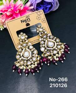 Boucles d'oreilles pendantes ethniques tendance pour femmes, en alliage plaqué or, avec diamants américains et perles Kundan, légères et glamour, style indien. - Product Image 4