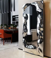 Miroir mural décoratif en métal liquide irrégulier pour la maison moderne, le salon, les projets hôteliers, sur mesure