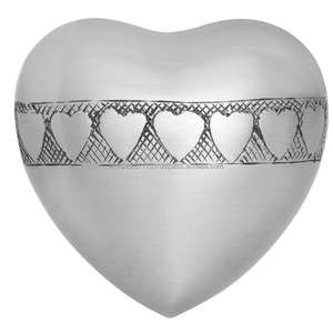 Urnes décoratives en forme de cœur en métal finies à la main avec de belles courbes et une construction solide, idéales pour la conservation des cendres d'animaux domestiques ou humaines - Product Image 3