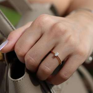 Bague minimaliste en or avec diamants pour femme – Bande de diamants fine et élégante pour un usage quotidien – Bijoux en diamants - Product Image 1