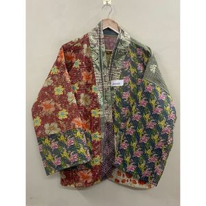 Chaqueta Kimono Kantha de patchwork 100% algodón hecha a mano, manga larga, cuello chal, ecológica, para mujer. - Product Image 6