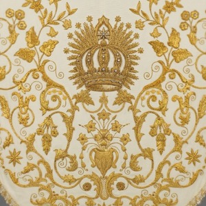 Insignia de tela bordada clásica con patrón floral dorado y cuentas, de forma irregular, para coser en prendas de vestir. - Product Image 3