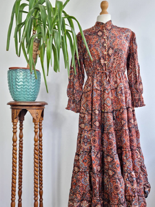 Midi Bohemian Flowy Dress in Earthy Ajrakh Brown Elegante Summer Wedding High Tea Daywear para Beach Mezcla de seda de algodón hecha a mano - Product Image 3