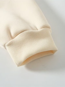 เสื้อฮู้ดผู้ชายสีเบจทรงโอเวอร์ไซส์ ผ้าฟลีซคอตตอน 100% มีกระเป๋าหน้า สไตล์วินเทอร์ แนวอาร์แวนท์การ์ด คูลเจอร์ ใส่สบาย - Product Image 4