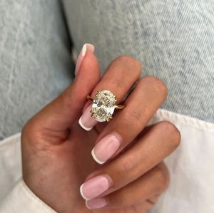 Anillo de Compromiso Solitario con Diamante Cultivado en Laboratorio de Corte Ovalado de 4 Quilates, Joyería de Boda Chapada en Oro con Gema de Lujo para Novia, Regalo para Ella - Product Image 4