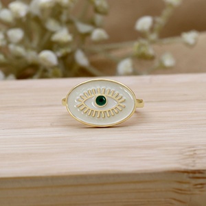 Vente en gros de bagues œil porte-bonheur ovales en argent sterling 925 plaqué or 14 carats avec émail blanc et vert, Memoria Jewels - Product Image 4