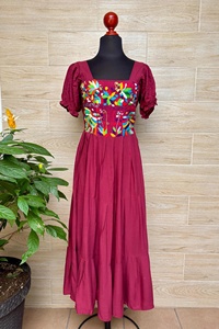 Robe midi mexicaine brodée à la main, rouge vif, style bohème chic artisanal, coupe trapèze, manches bouffantes à volants et col carré - Product Image 6