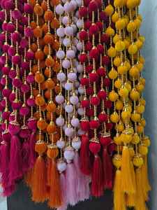 Décoration de festival, guirlande traditionnelle indienne Latkan, boule en tissu de velours faite à la main, décoration murale de 5 pieds pour Diwali, Navratri, Noël - Product Image 1