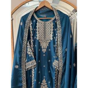 ชุดเสื้อผ้าชีฟองสำหรับงานปาร์ตี้ ดีไซน์เนอร์ ออกแบบ พร้อมเสื้อแขนสามส่วนและผ้าคลุมไหล่สวยงาม - Product Image 4