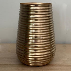 Jarrón de Flores de Aluminio Acanalado Dorado Moderno Personalizado, Decoración para el Hogar Hecha a Mano de Alta Calidad para Bodas, Restaurantes, Estilo Indio - Product Image 1
