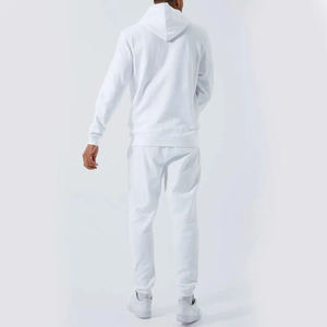 Mantenga el estilo sencillo y deportivo con este chándal para hombre, que ofrece un look adaptable que se adapta tanto a momentos activos como a momentos relajados. - Product Image 2