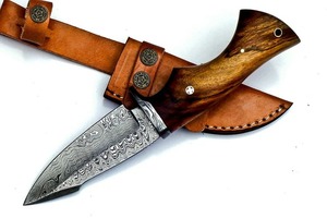 Cuchillo de Camping Hecho a Mano con Acero de Damasco, Hoja Recta, Mango de Madera, Funda de Cuero de Grado Industrial - Product Image 4
