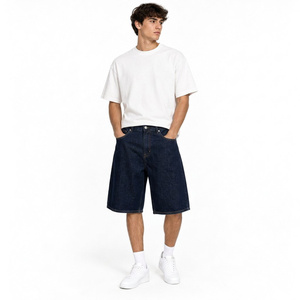 Shorts en jean droits pour hommes, longueur genou, en coton, avec finition bleu délavé, détail de patch personnalisé, coupe décontractée et style streetwear - Product Image 3