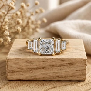 Bague de fiançailles Art Déco en or massif 10K 14K 18K avec diamant de laboratoire taille princesse couleur DEF clarté VS VVS certifié IGI, bague à cinq pierres - Product Image 1