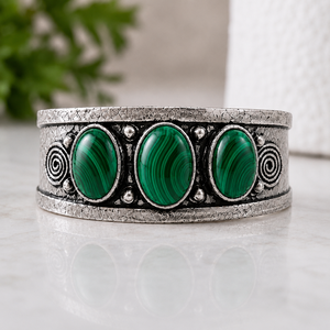 Bracelet manchette bohème en malachite à trois pierres ovales serties, fait main, en laiton plaqué argent/or, réglable, style vintage, pour femme - Product Image 5