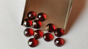 Venta al por mayor de granate rojo natural de 6 mm, cabujón redondo con corte rosa, piedra preciosa suelta calibrada de base plana, lote a granel para fabricación de joyas - Product Image 3