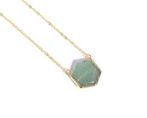 Collar con colgante de cristal verde hexagonal geométrico, joyería minimalista a precio de mayoreo. - Product Image 2