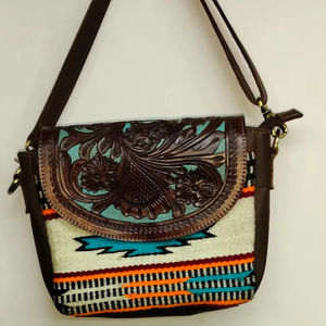 Bolso Bandolera de Cuero Hecho a Mano con Diseño Western, Tela Turquesa Azteca Kilim, Estilo Vintage Boho, con Correa Única y Botón, para Mujer - Product Image 1