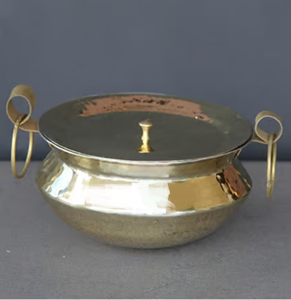 Utensilio de cocina de latón de estilo vintage, diseñado a mano con distintivas asas laterales en forma de bucle y superficies lisas. Disponible a precio de mayorista. - Product Image 1