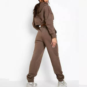 Conjunto Deportivo Chic para Mujer, Pantalones Cortos y Chaqueta con Cremallera, Personalizable, para un Estilo Athleisure - Product Image 2