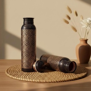 Bouteille d'eau en cuivre émaillé noir de qualité supérieure avec impression vintage complexe, récipient artisanal en cuivre fait main - Product Image 1