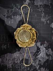 ที่กรองชาทองเหลืองทำมือระดับพรีเมียม พร้อมหูจับคู่เคลือบทอง ที่กรองชาใบแบบหรูหรา ทนทาน อุปกรณ์ครัวสุดหรู ใช้เสิร์ฟอย่างสง่างาม - Product Image 3