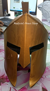 Casco Deportivo Medieval Hecho a Mano con Cruz Chapada en Oro, Pluma Negra y Armadura Pulida para Cosplay, Reenactment y Aniversarios - Product Image 2