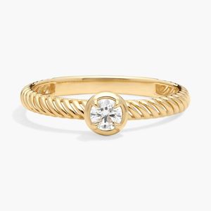 Bague solitaire en diamant avec diamant de laboratoire de 0,2 CTW taille ronde en or jaune - Product Image 3