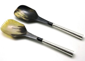 Ensemble de 2 cuillères à salade en corne, design dernier cri, fabriquées à la main à partir de corne de buffle naturelle, à prix raisonnable. - Product Image 4