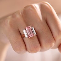 Bague cocktail de luxe en or 14 carats avec saphir rose de laboratoire taille émeraude 13x7mm certifié IGI, trois pierres baguette