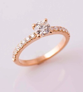 Anillo de Compromiso de Moissanita Chapado en Oro Rosa AFAR JEWELS, Corte Brillante, Estilo Halo, Engaste de Garras, Banda de Lujo para Regalo de Boda o Fiesta - Product Image 1