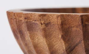 Bol à salade en bois cannelé de designer, finition noyer foncé, avec bord côtelé, objet décoratif - Product Image 5