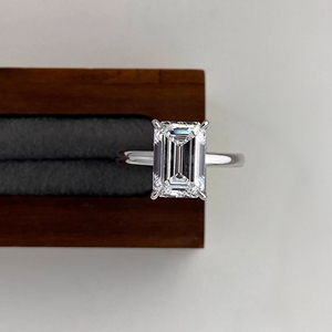 แหวนเพชรทรงเอเมอรัลด์ 3 กะรัต เพาะเลี้ยงในห้องปฏิบัติการ รับรองโดย IGI สี D ความสะอาด VVS1 ทองคำขาว 14K แหวนหมั้นประดับเพชรด้านข้าง - Product Image 1