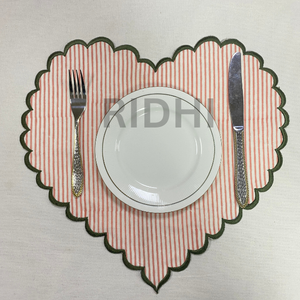 Vente en gros de sets de table en lin rose avec broderie verte en forme de cœur, sets de table réutilisables brodés, décoration de table personnalisée pour hôtels et mariages - Product Image 6