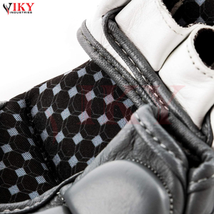Gants de Sparring MMA Premium Gris et Blanc Contrastés à Paume Ouverte avec Logo Personnalisé – Équipement d'Arts Martiaux Mixtes OEM ODM - Product Image 5