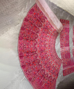 ชุดเลเฮนกาโชลีผ้าเน็ตปักลายผีเสื้อพรีเมียมสีชมพูแบบอินเดียดั้งเดิม ยาว 3.5 เมตร ทรงบาน สำหรับงานปาร์ตี้ ขายส่ง - Product Image 1