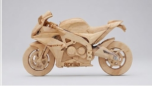 Sculpture de moto en bois faite à la main, écologique, art minimaliste, décoration de mariage, pièce de présentation de table personnalisable - Product Image 4